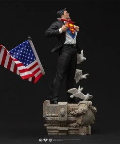 Clark Kent Deluxe 1:10 Scale Statue By Iron Studios Art Scale 1:10 - DC Comics Superman