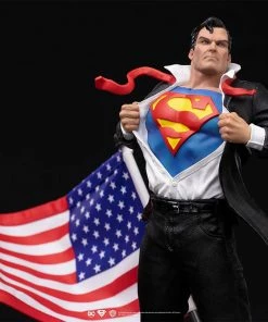 Clark Kent Deluxe 1:10 Scale Statue By Iron Studios Art Scale 1:10 - DC Comics Superman